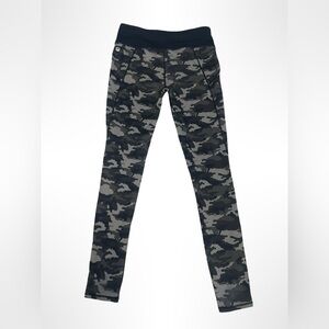 Fabletics‎ street camo leggings size medium